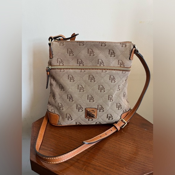 Dooney & Bourke Signature Crossbody Purse Brown Monogram *Excellent Condition* - Picture 1 of 16